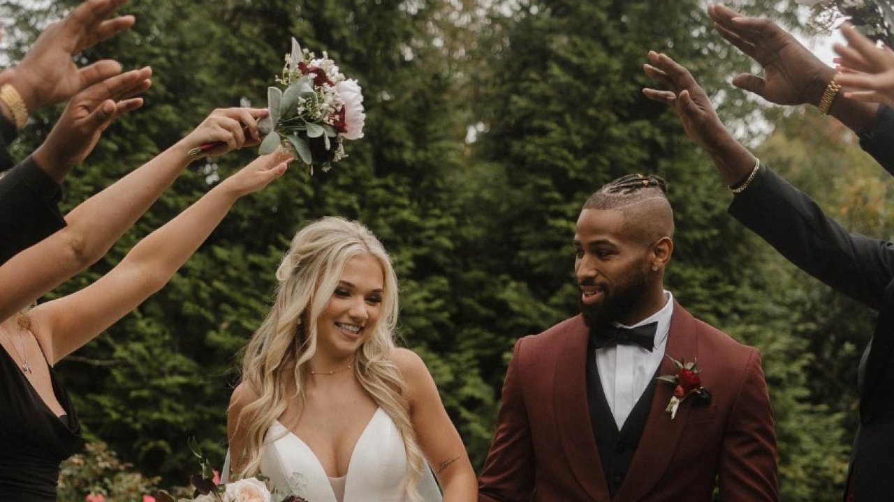 Julia Hart, Lee Johnson get married on Friday The 13th